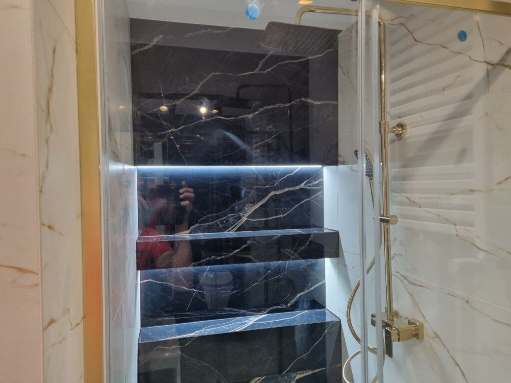 Układanie glazury - przykładowa realizacja